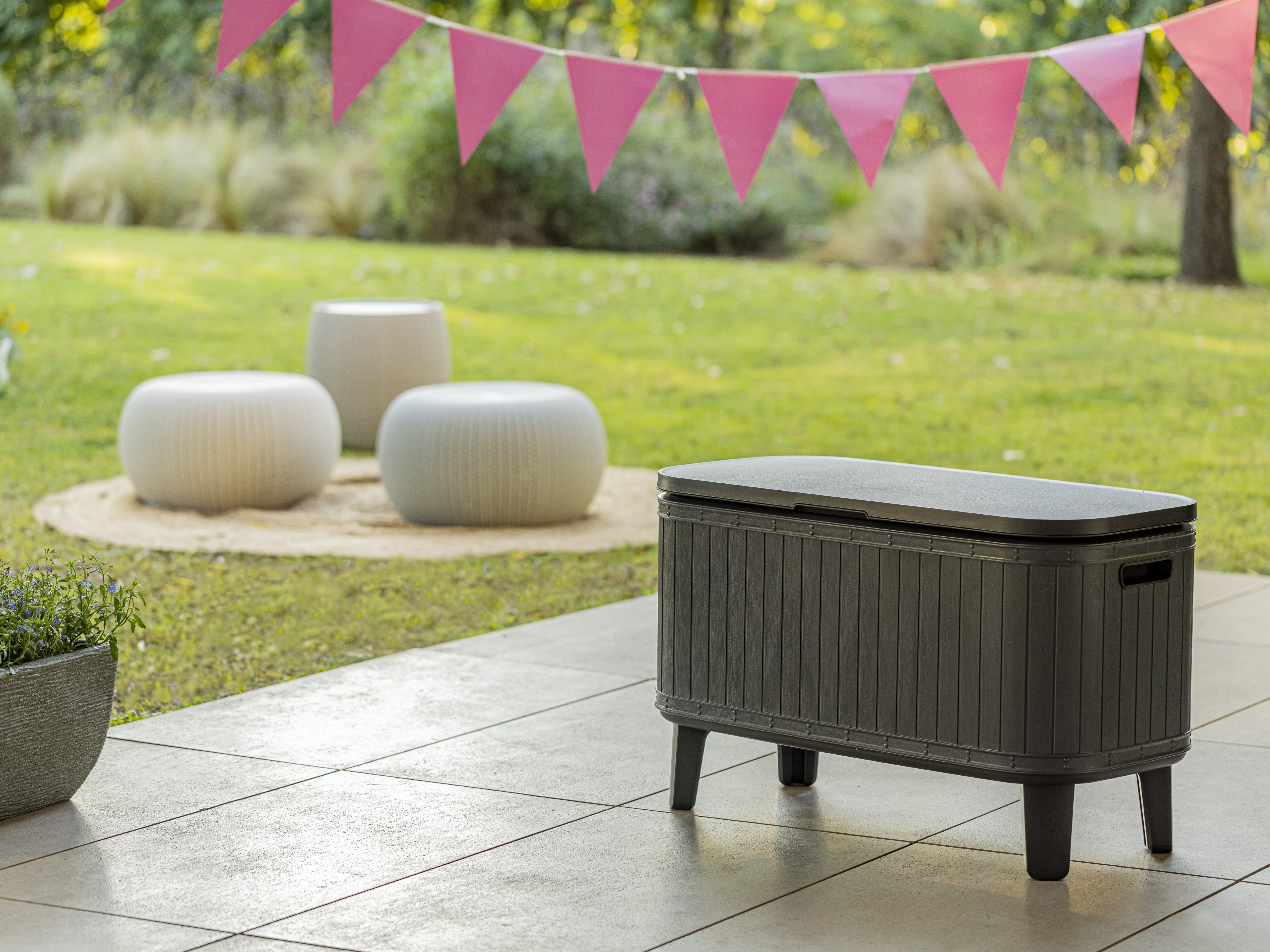 Bevy Bar with closed lid to keep drinks cool