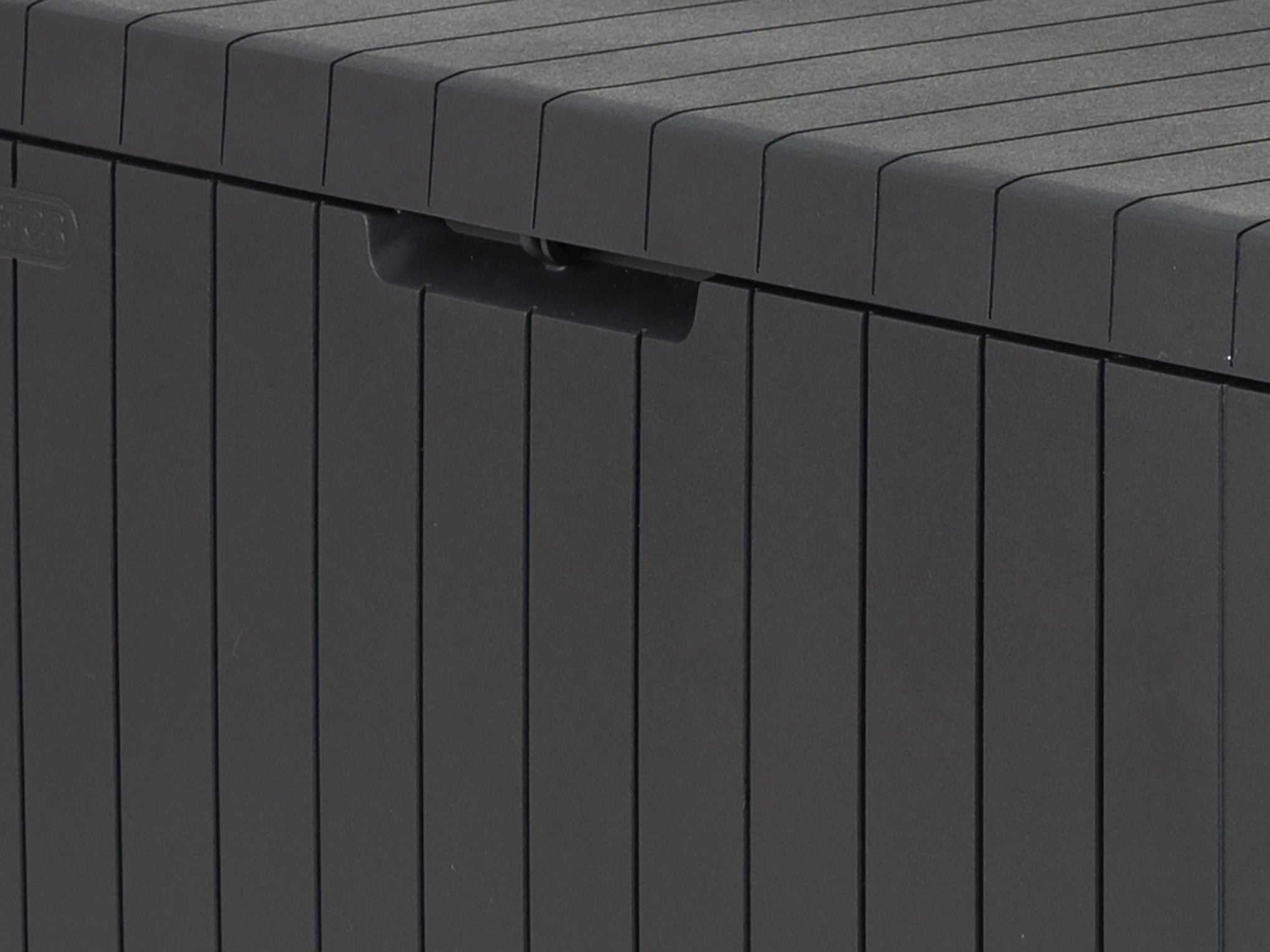 Wood like paneling effect with lockable lid