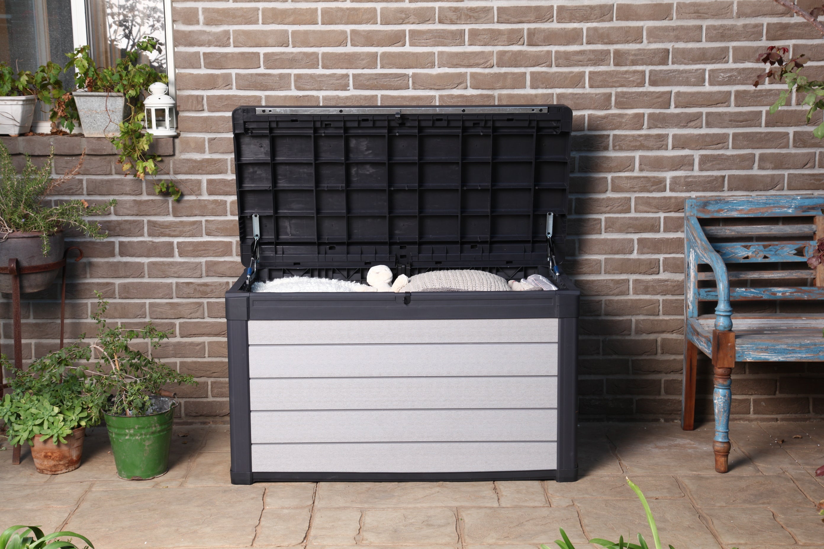 Keter Denali 380l cushion box with lid open