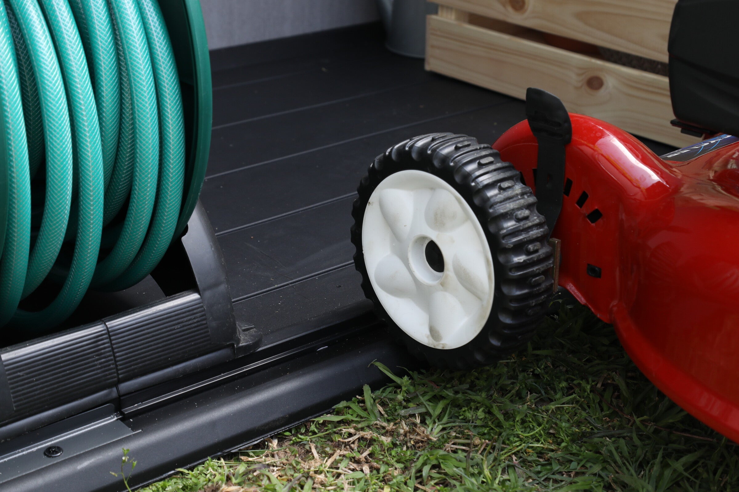Low threshold for rolling lawn mower easily for storage