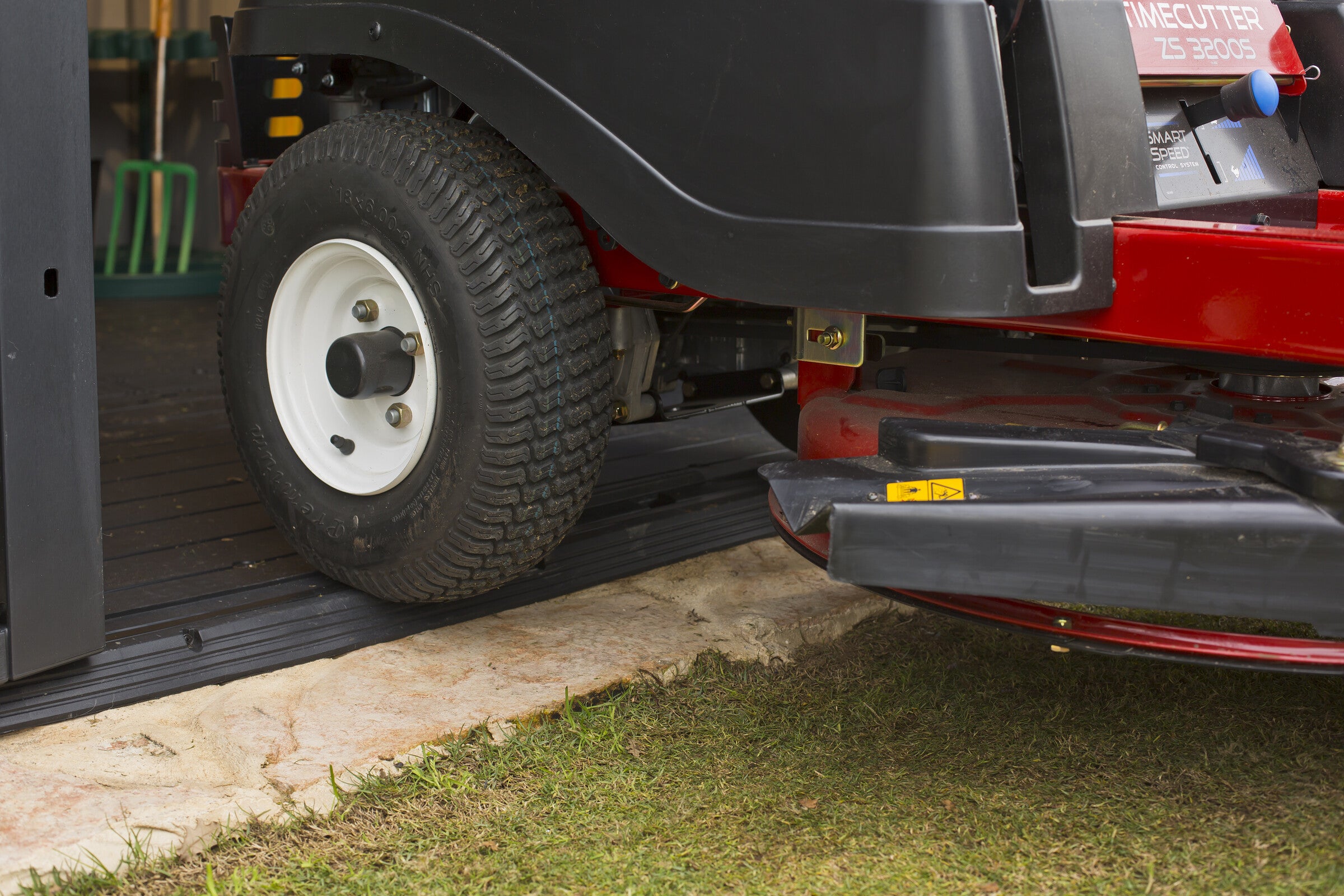 Sloping threshold on the Keter Oakland sheds great for ride on lawn mowers