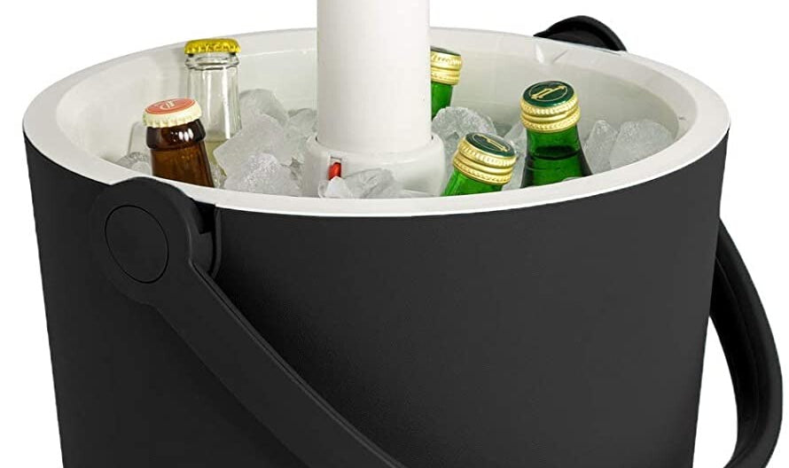 Clear cut of the Keter Go Bar Chilly bin with top open